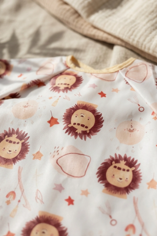 Savan Serisi Su Geçirmez Uzun Kollu Bebek Mama Önlüğü - Leke Tutmayan Ek Gıda Önlüğü - Aslan Figürlü Boho Tasarım 6-24 Ay