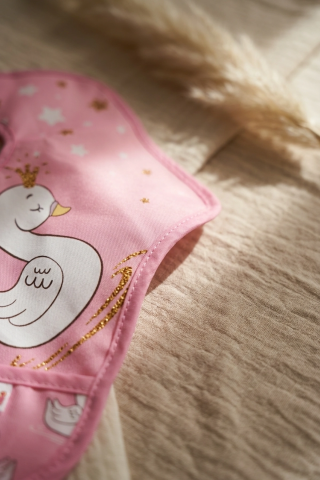 Swan Princess 2'li Sıvı Geçirmez Mama Önlüğü Seti - Pembe Kuğu Desenli, Kırıntı Cepli Ve Leke Tutmaz Bebek Önlüğü 0-12 Ay