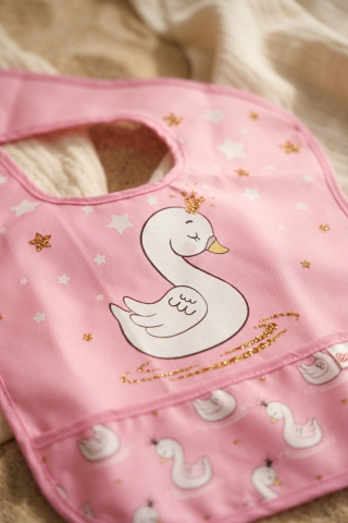 Swan Princess 2'li Sıvı Geçirmez Mama Önlüğü Seti - Pembe Kuğu Desenli, Kırıntı Cepli Ve Leke Tutmaz Bebek Önlüğü 0-12 Ay