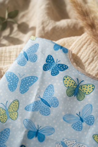 Aura Butterfly Mavi Kelebek Desenli Sıvı Geçirmez Uzun Kollu Bebek Mama Ve Etkinlik Önlüğü - Leke Tutmaz Blw Dostu 6-24 Ay