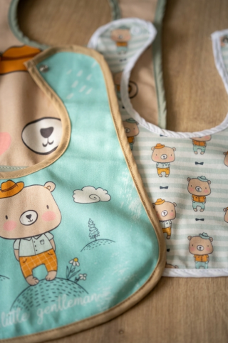 Little Gentleman Serisi 3'lü Lüks Pamuklu Bebek Mama Önlüğü - Mint Yeşili Ve Bej Ayıcık Desenli Sıvı Geçirmez Ayarlanabilir Çıtçıtlı Set 0-12 Ay