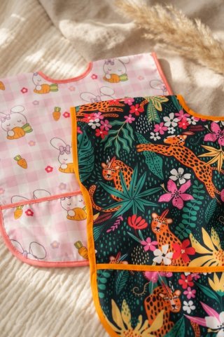 Premium Sıvı Geçirmez Cepli Bebek Mama Önlüğü Seti 6-24 Ay - Leke Tutmaz Silinebilir Blw Beslenme Önlüğü (tavşanlı & Safari Desenli)