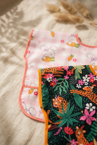 Premium Sıvı Geçirmez Cepli Bebek Mama Önlüğü Seti 6-24 Ay - Leke Tutmaz Silinebilir Blw Beslenme Önlüğü (tavşanlı & Safari Desenli)